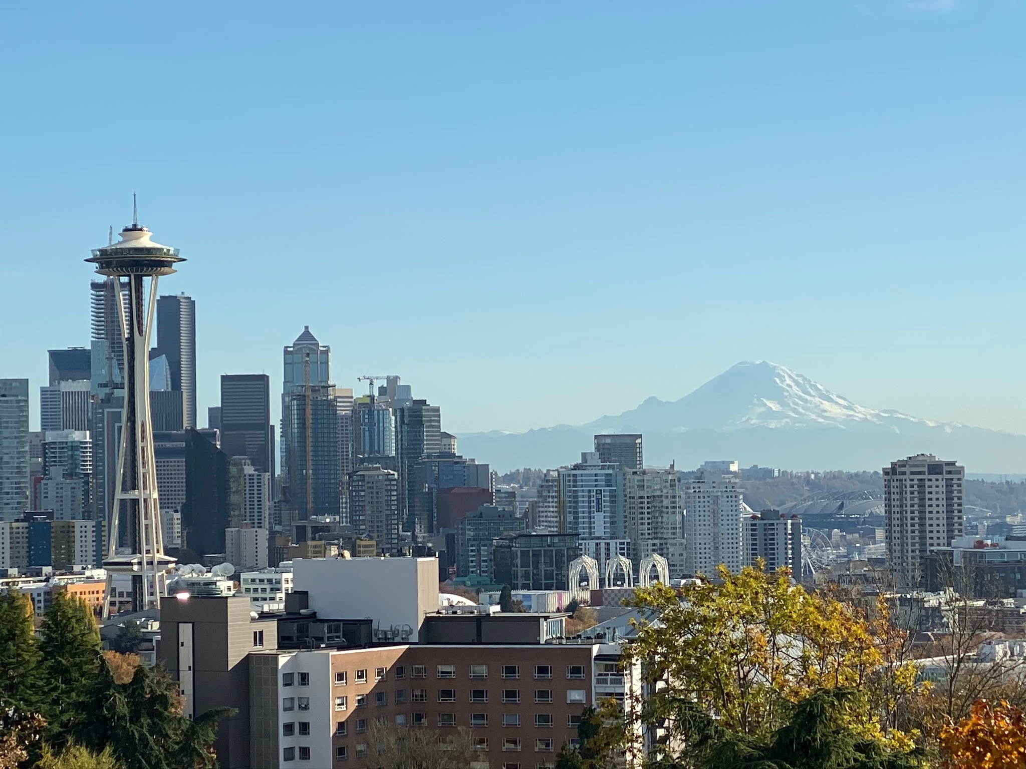 Seattle skyline and Mount Rainier in clear daylight, photographed by Campbell Mathewson